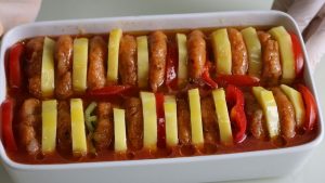 TAVUK GÖĞSÜ VE PATATES İLE LEZZETLİ KOLAY YEMEK TARİFİ - Tavuk Köfteli Patates Yemeği