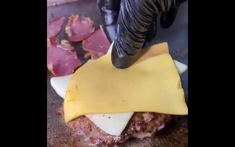 Bu hamburgere bayılacaksiniz. yemek tarifleri sokak lezzetleri