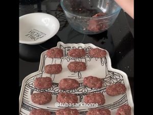 Yemek Tarifleri - 59..Köfteli Rulo Patlıcan Sarma.. Bu Tarifi Sevdiklerinizle Paylaşabilirsiniz..