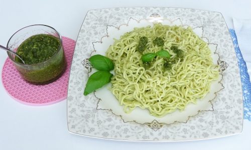 Pesto Soslu Noodles Tarifi 🍃 🍝 – Hem pratik hem de lezzetli bir yemek tarifi